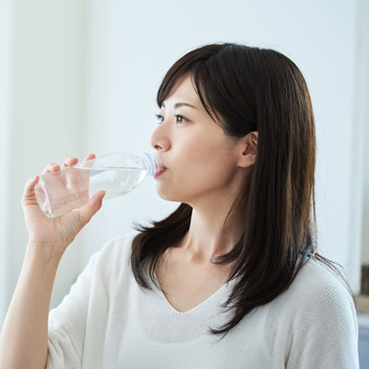 炭酸水を飲む女性