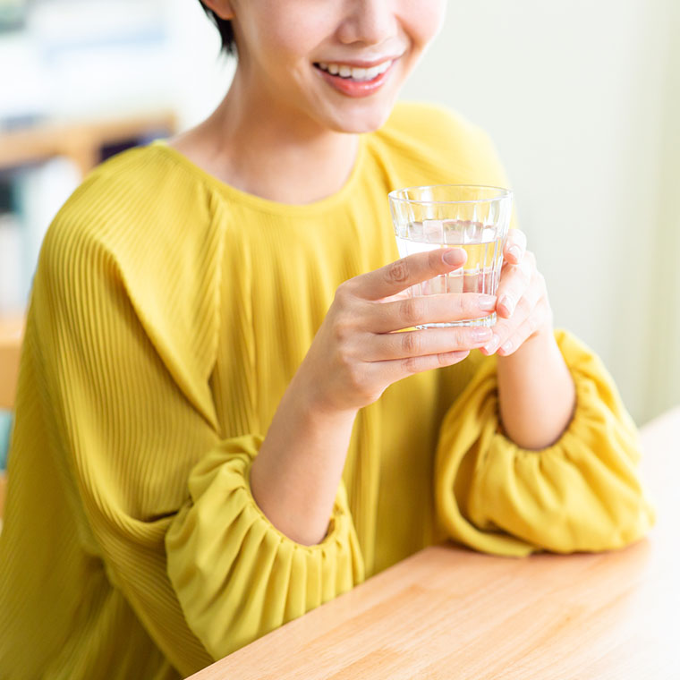 炭酸水を飲む女性