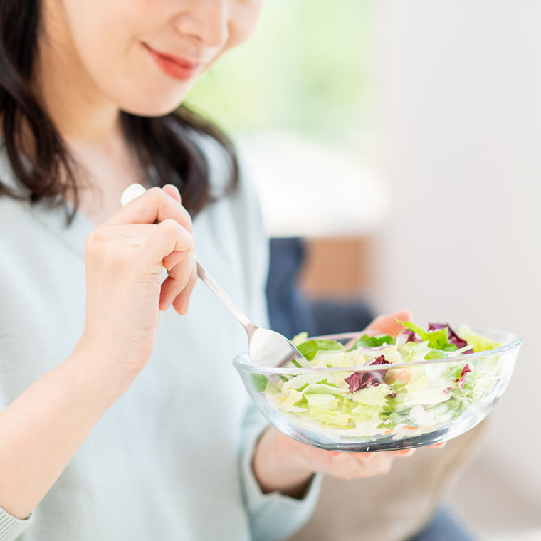 サラダを食べる女性