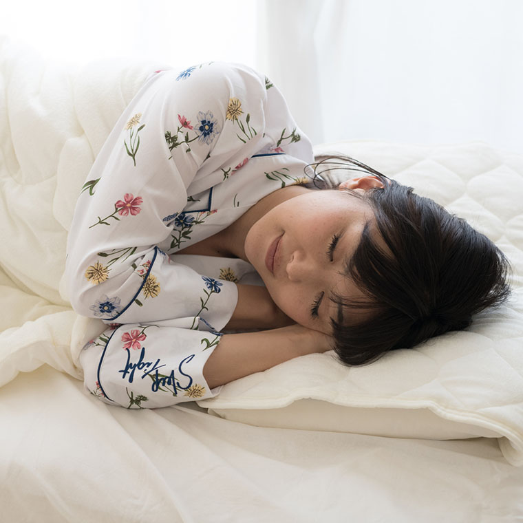 眠っている女性