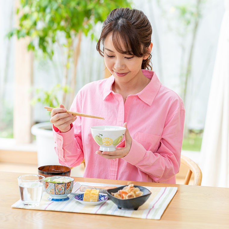 食事中の女性