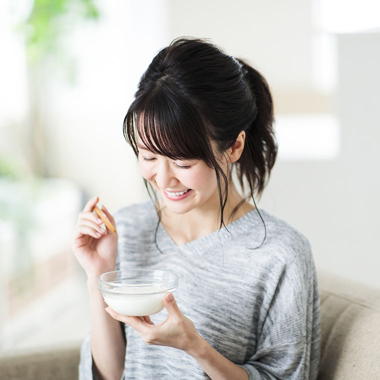 ヨーグルトを食べる女性