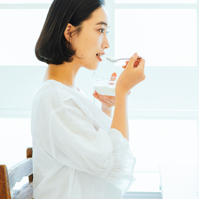 ヨーグルトを食べる女性