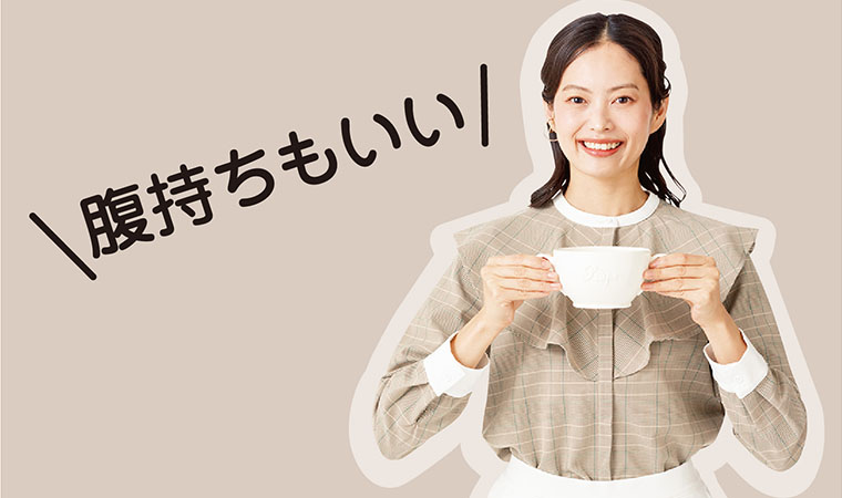 スープを食べる女性