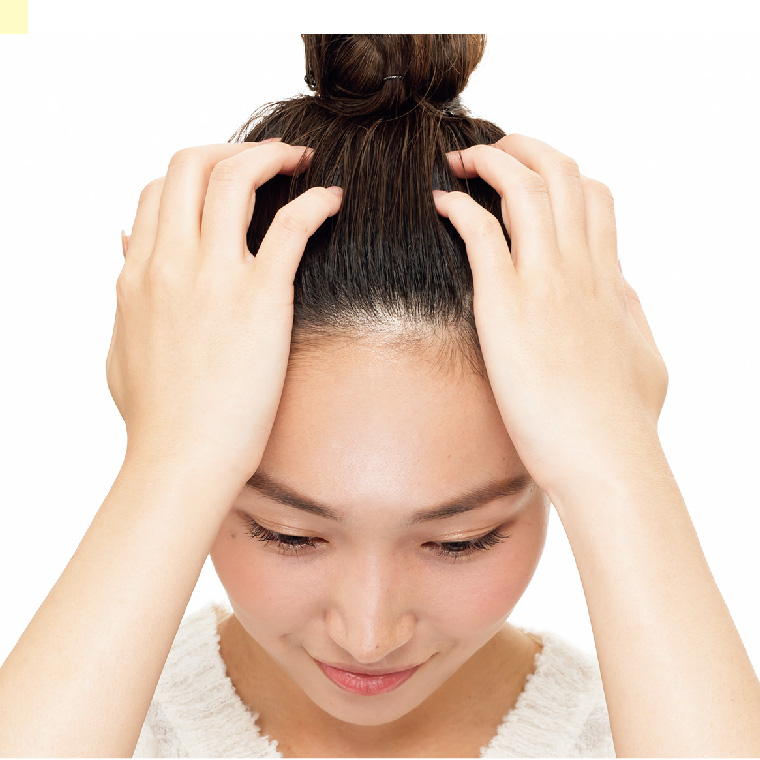 冠状縫合に沿って両手の4本指をあてる