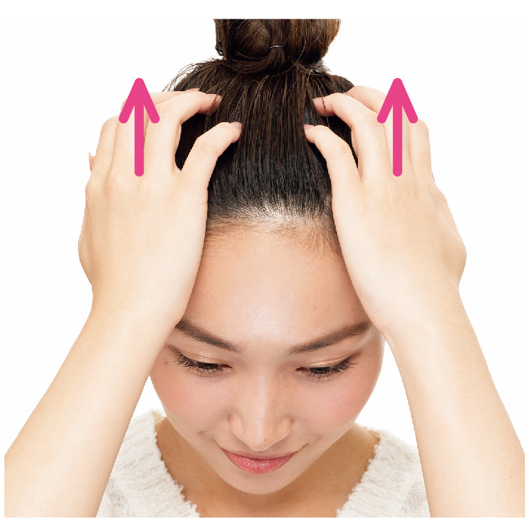 指で頭皮を押しながら引き上げる