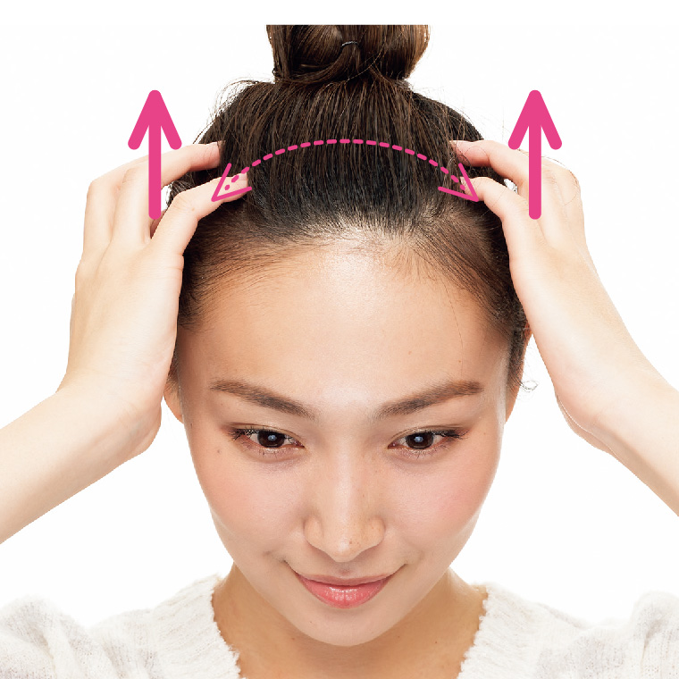 縫合に沿って手をずらしさらに引き上げる