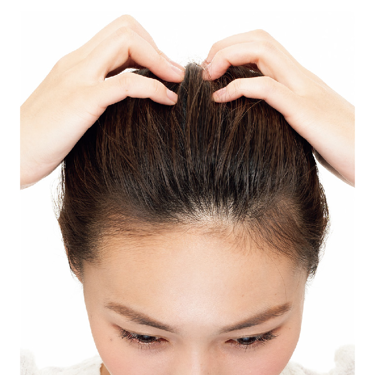 矢状縫合に沿って両手の4本指を当てる