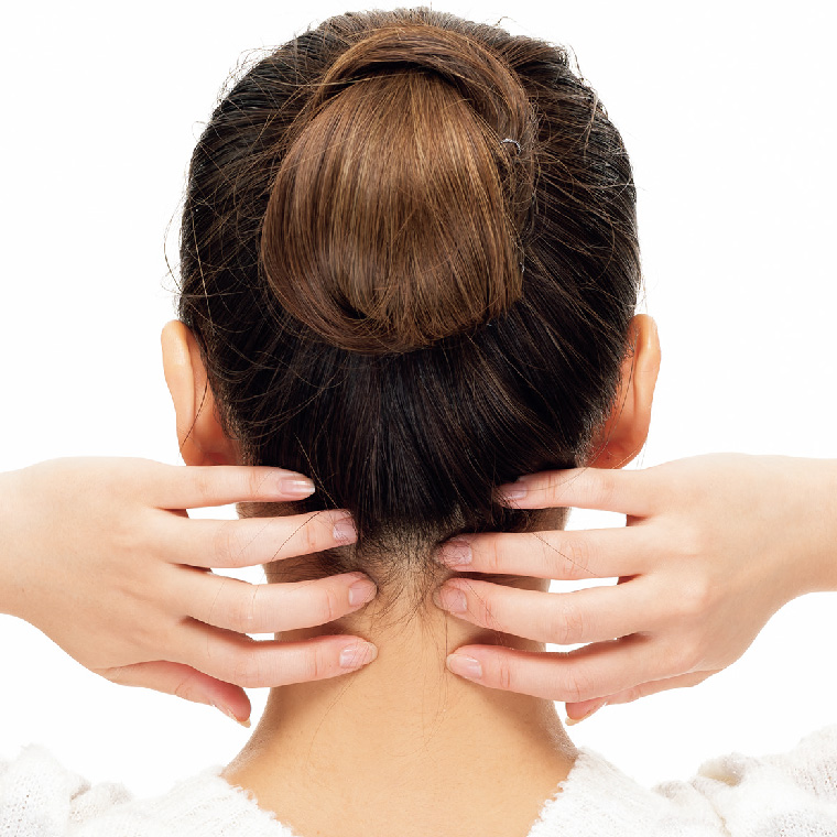 首中央にある骨をはさみ4本指を当てる