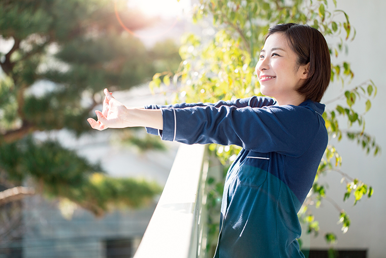 目覚めた女性