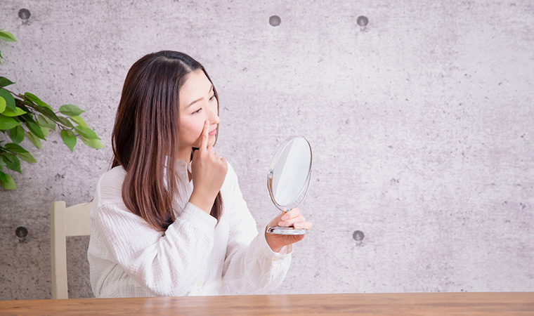 肌の毛穴が気になる女性