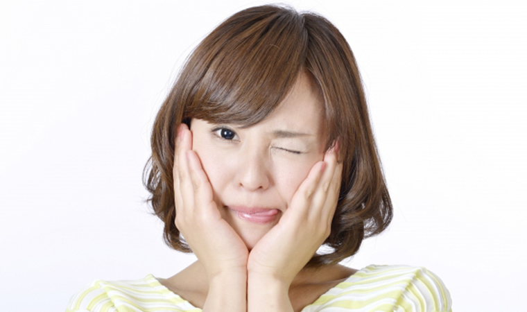 歪んだ顔の女性