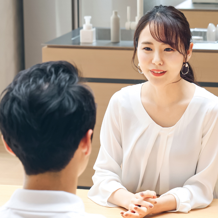 夫婦で話し合う様子