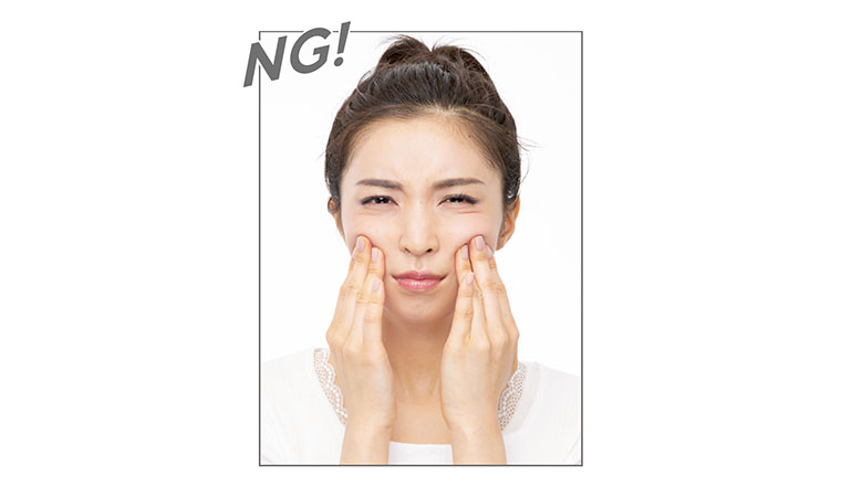 NG。力まかせに押すと顔がゆがむ原因に