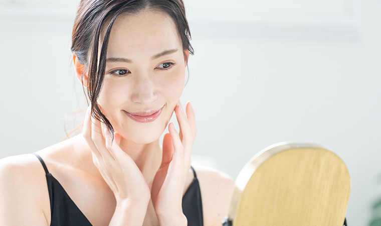 鏡を見る女性