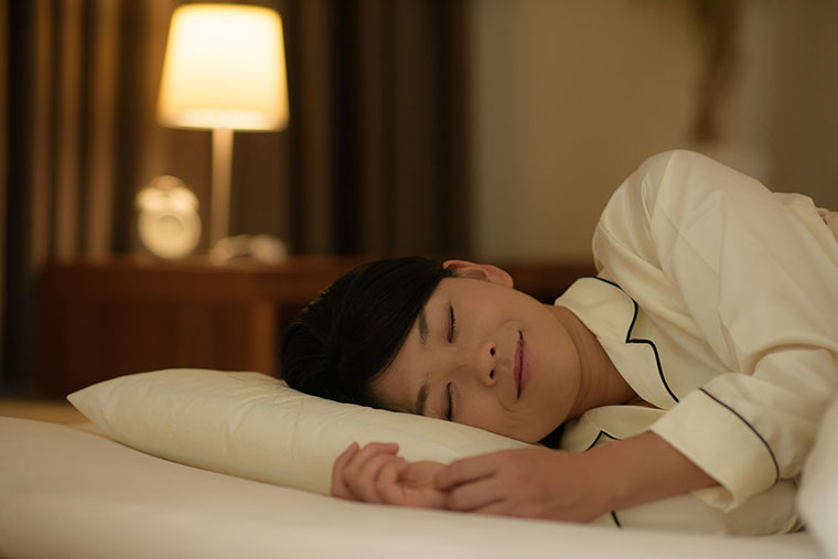 眠る女性