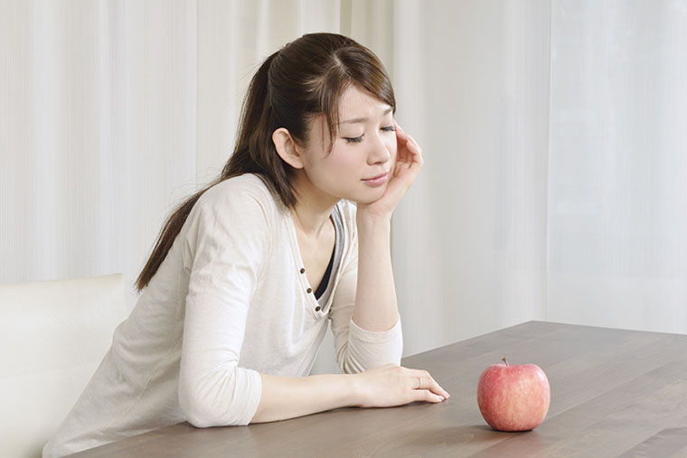 りんごと女性
