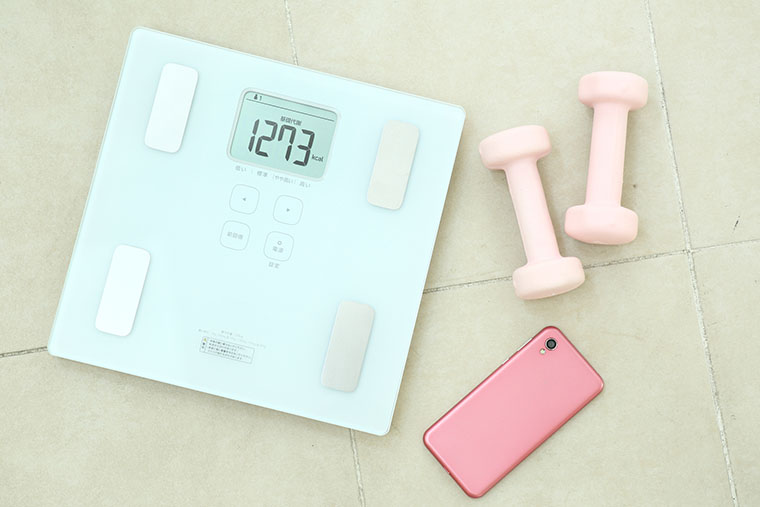 体重計とダンベルとスマホ