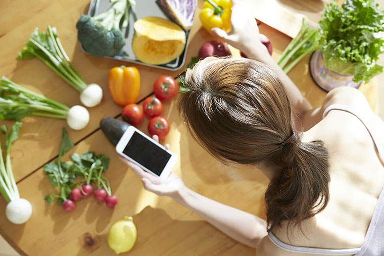 野菜を確認する女性