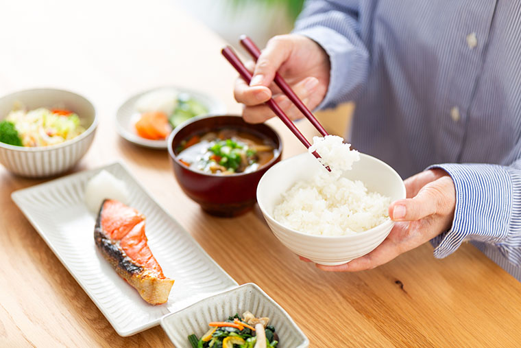 食事する人