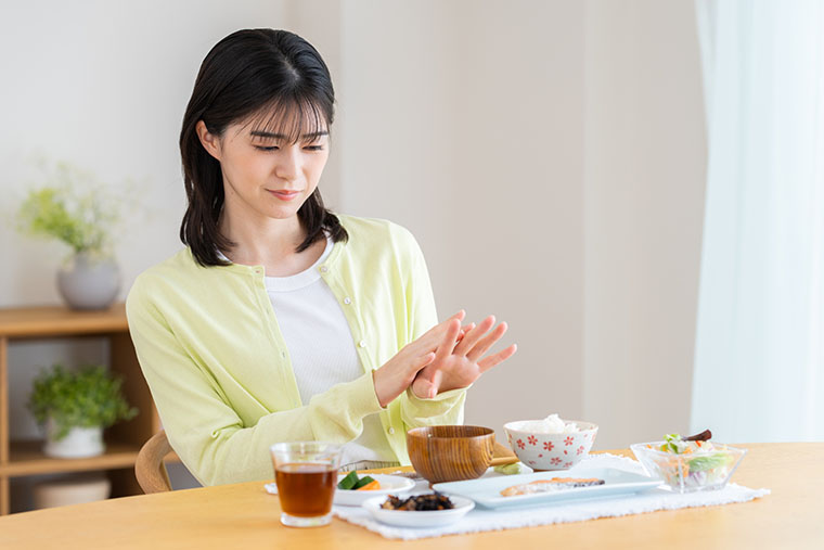 食事をする女性