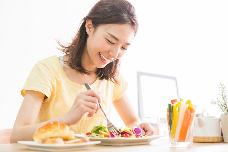 サラダを食べる女性