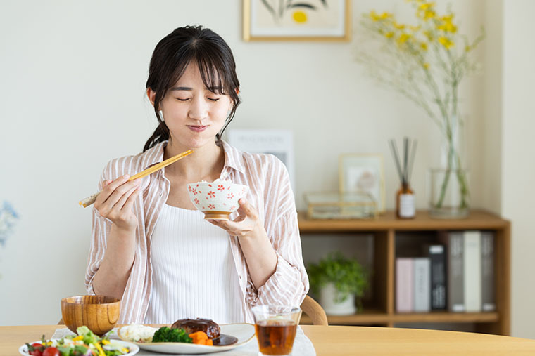 食事を食べる女性