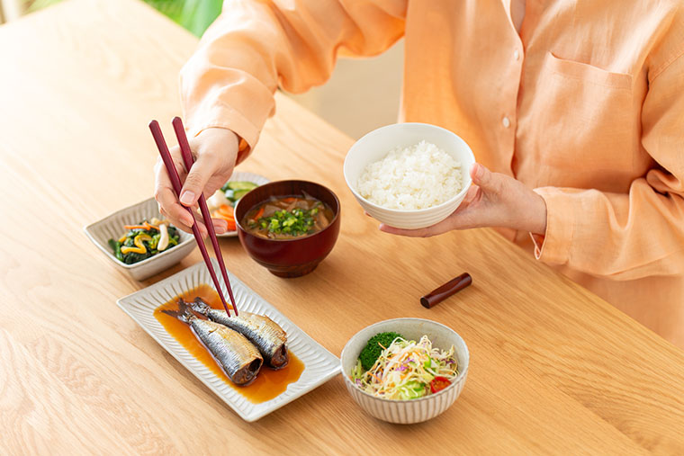 食事を食べる女性