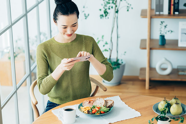 食事を記録する女性