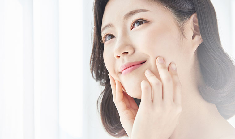 顔を触る女性