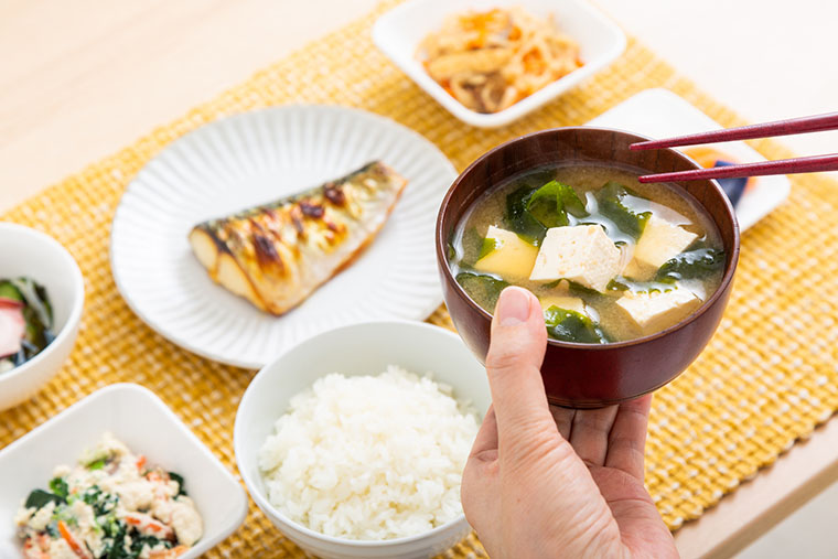 食事をする