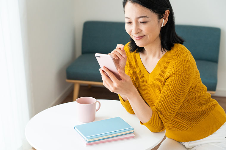 スマホを見る女性