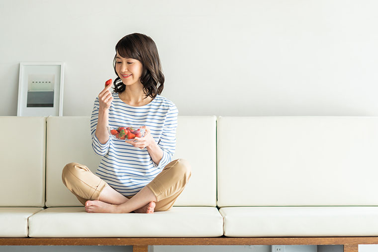 いちごを食べる女性