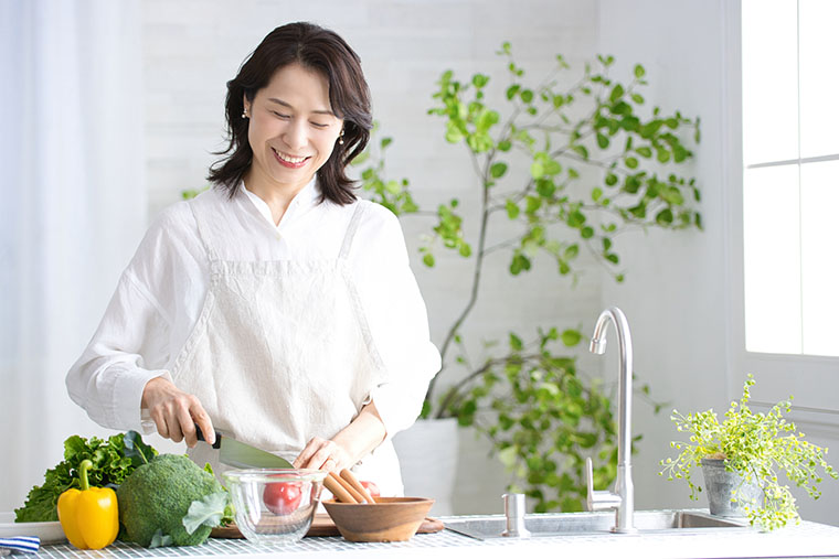 料理する女性