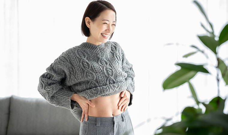 ウェストを確認する女性