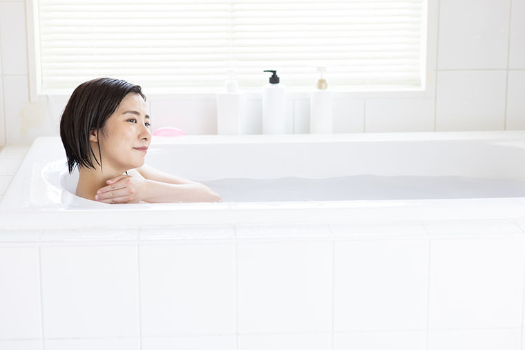入浴する女性