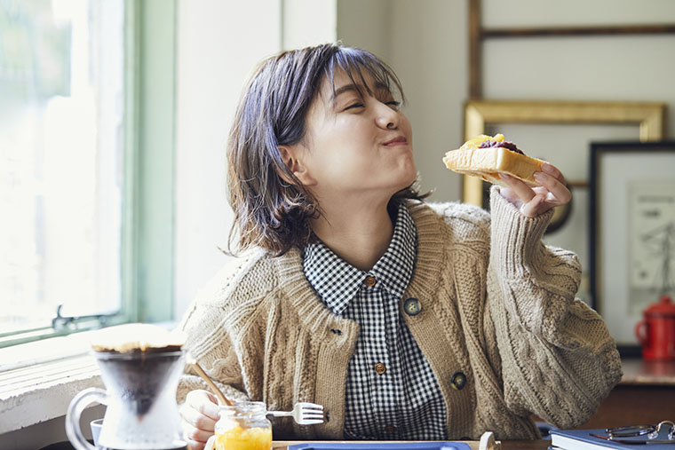 食事を楽しむ女性