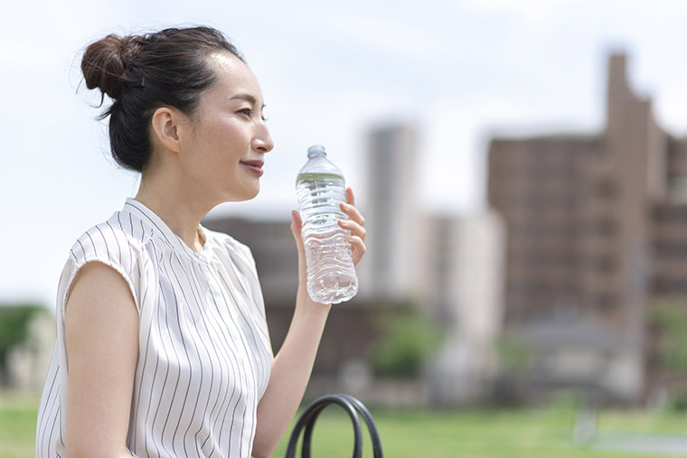 水を飲む女性