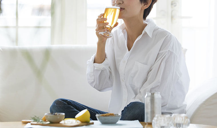お酒を飲む女性