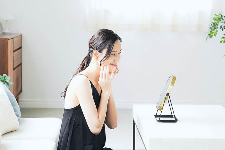 鏡を見る女性
