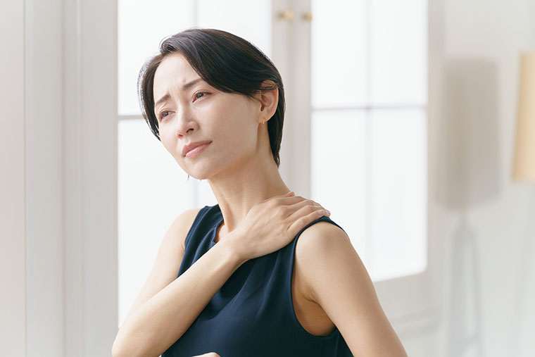 肩こりに悩む女性
