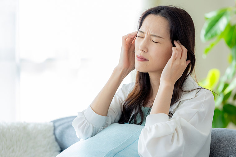 頭痛に悩む女性