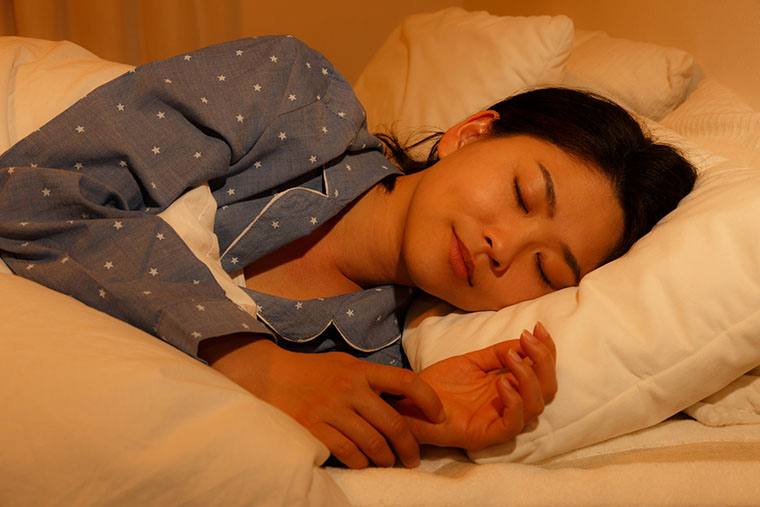 眠る女性