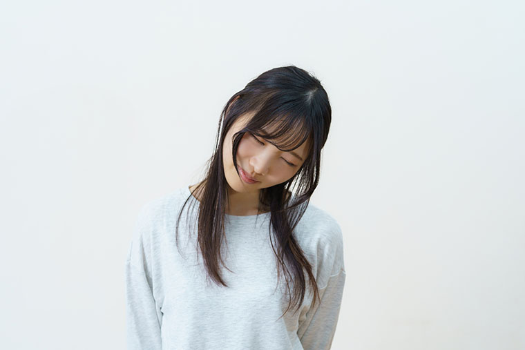 首を回す女性