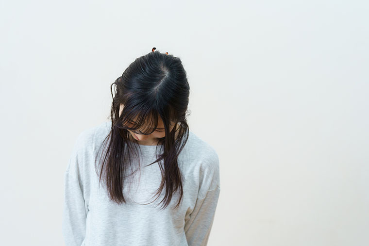 首を伸ばす女性