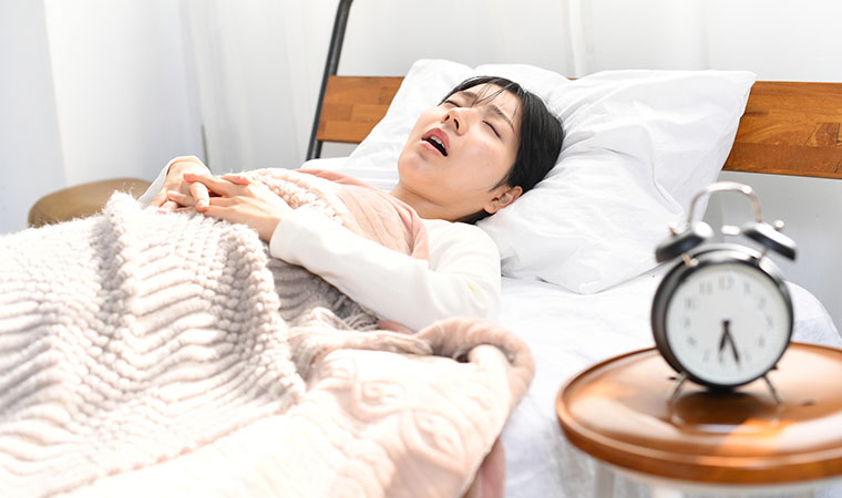 いびきをかく女性