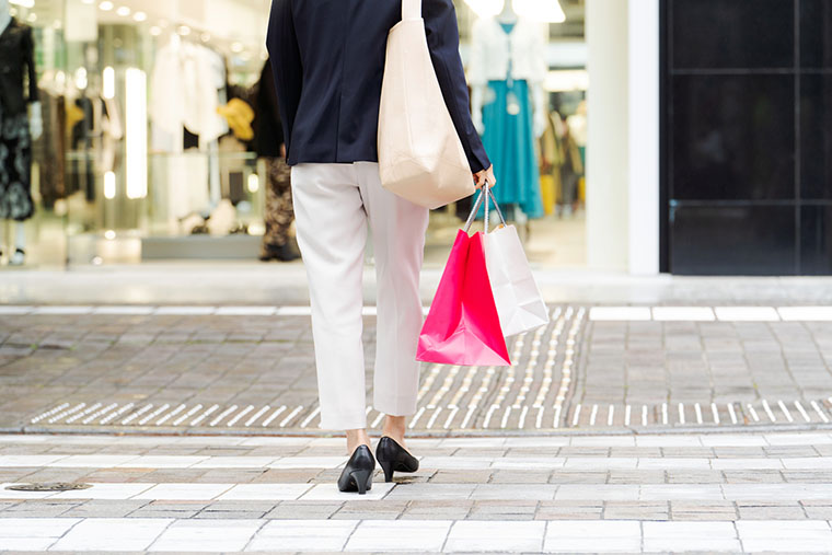荷物を持つ女性