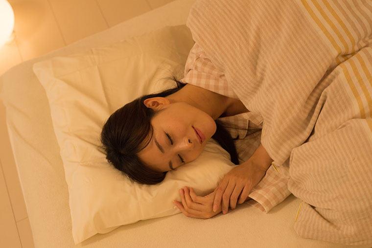 眠る女性