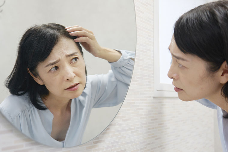 白髪に悩む女性