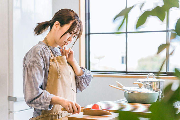 料理中に悩む女性